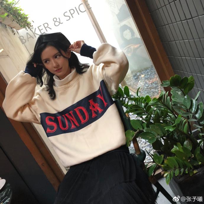 王思聪前女友张予曦晒街拍 又瘦了好多