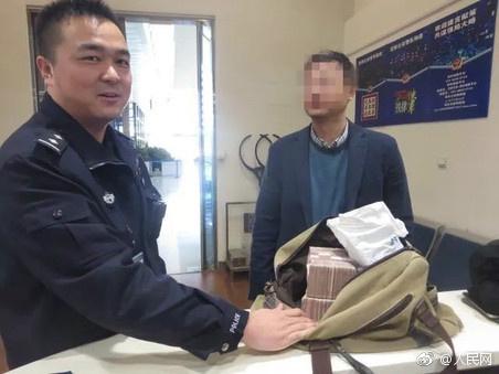 男子夹娃娃成瘾,背着老婆贷款7万,偷娃娃机里