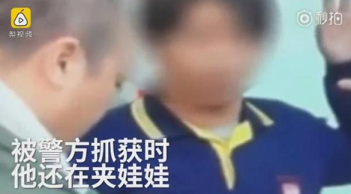 男子夹娃娃成瘾,背着老婆贷款7万,偷娃娃机里