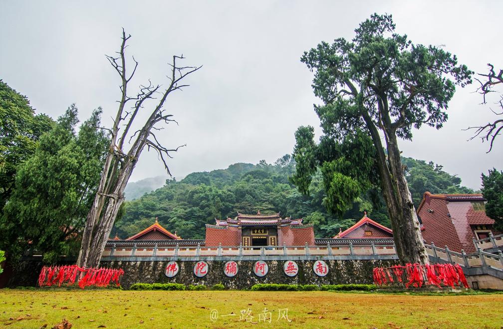 Linh Quang Tự trên núi Âm Na.