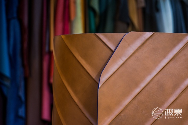 设计师打造皮革橱柜，外型酷似钱包！