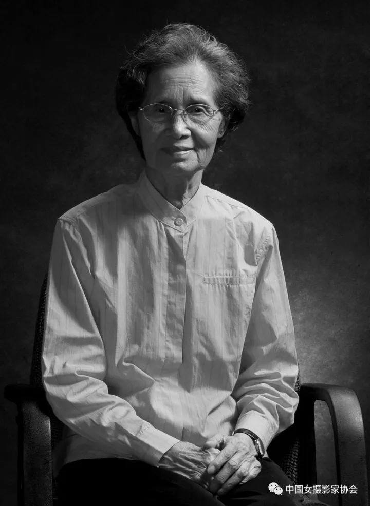 传奇“红墙摄影师”离世，她为毛泽东拍过400多幅照片