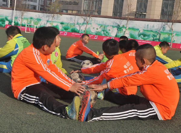 兴庆区校园足球课程让孩子爱上足球