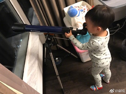 吴京儿子举望远镜探索星空，被亲妈一个举动整尴尬了