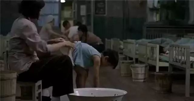 在口哨《看上去很美》里,电影嘴里含着电影,吹一声过来一个小朋友擦很黄好看的美剧老师有哪些图片