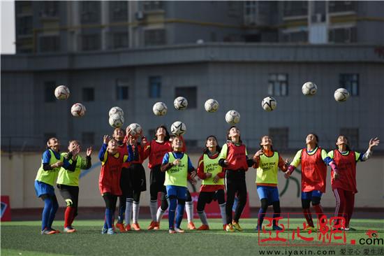 "2017年国际足联追梦女孩足球节"巴州站在一中