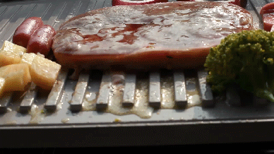 煎牛排切忌时常翻动,等一面煎地差不多了再翻面. 肉质q弹看得见.