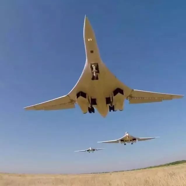 世界最大轰炸机：俄军图-160多机联合画面罕见曝光