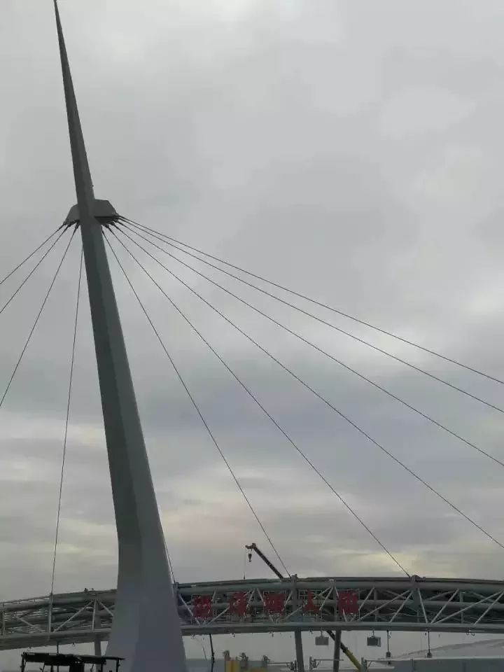 港珠澳大桥正在锁紧最后一个螺栓