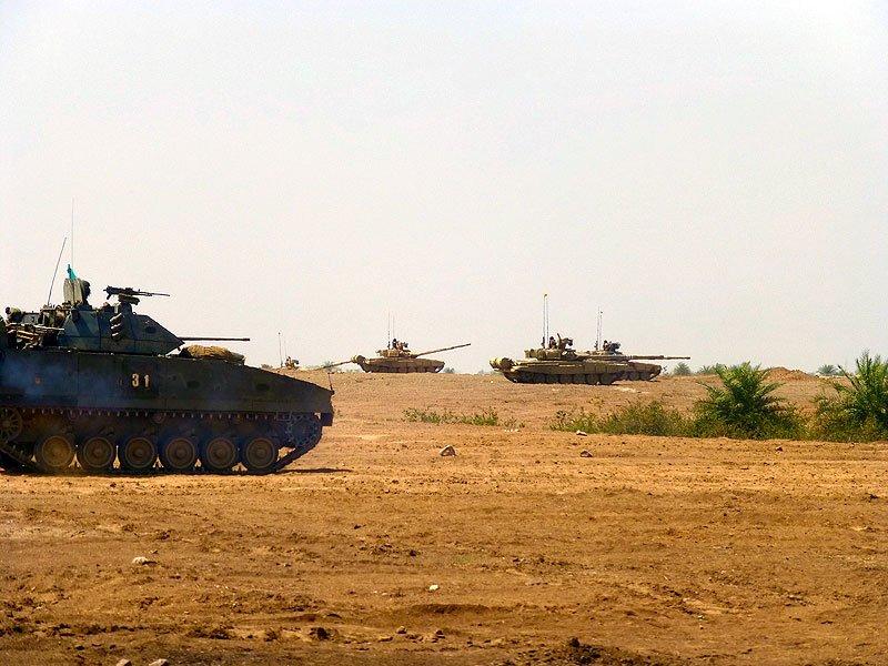 难道想买印度LCA战机?新加坡国防部长亲自驾