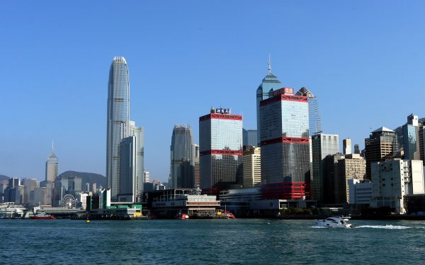 民调显示多数香港人对经济有信心：加强与内地联系是动力