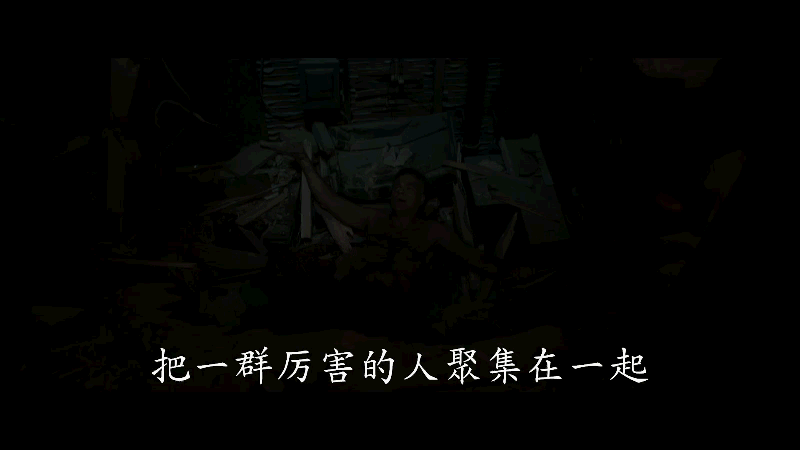 钢铁侠痛苦的拿着一个人的手,不知道到底是那位重要的人物战死.