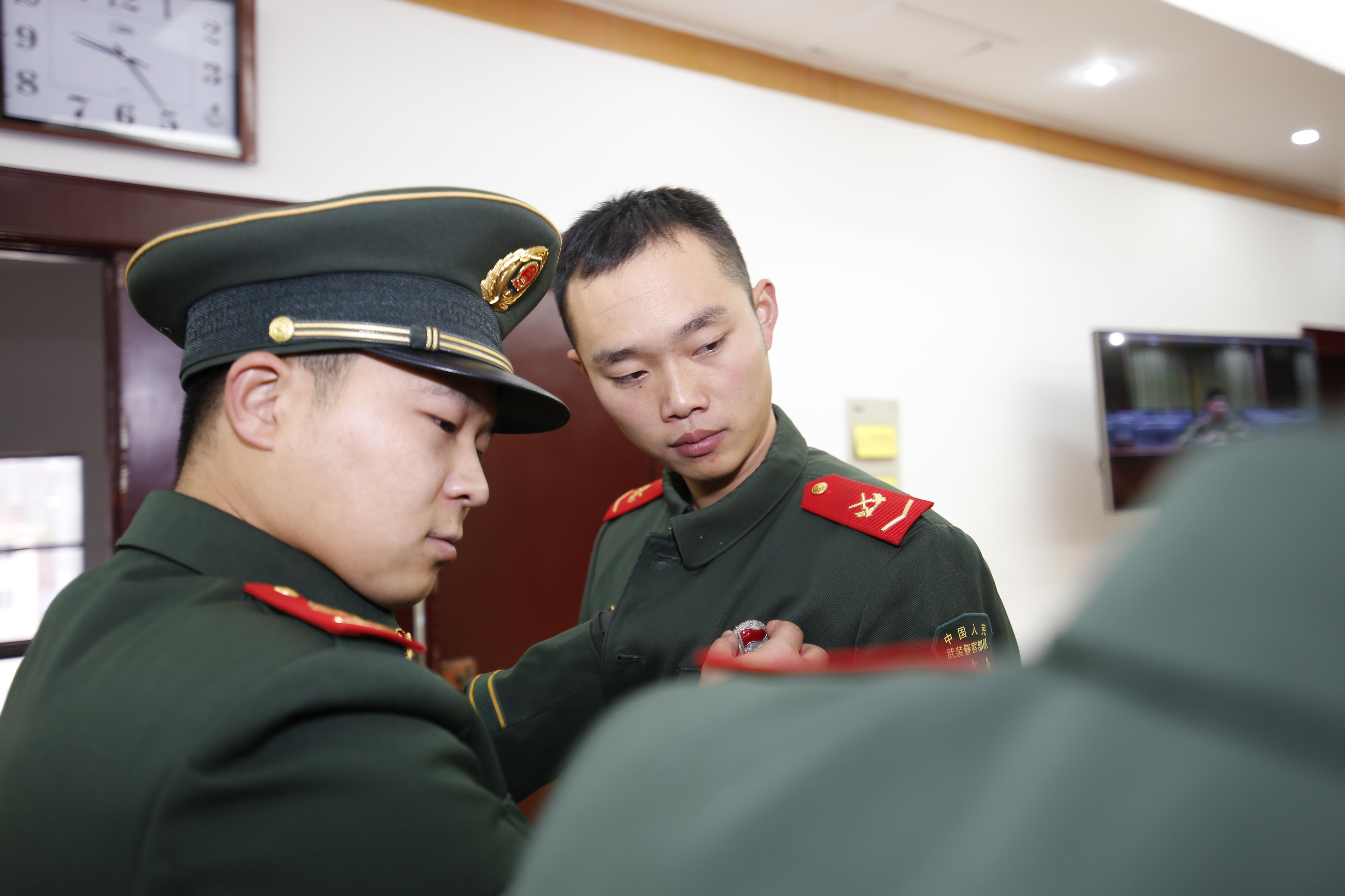 伤感退伍季!武警"硬汉"说好不流泪 惜别军旅