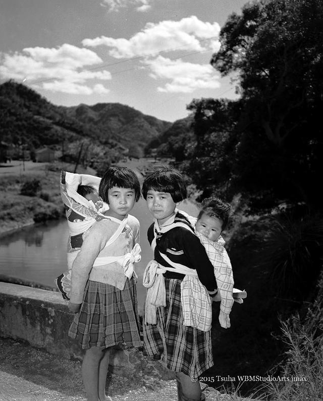 老照片:60年前琉球人的日常生活,菜市场里挂着复兴日本的标语