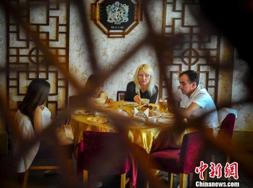 中国侨网外国食客在享用中国美食。(中新网记者 刘新 摄)