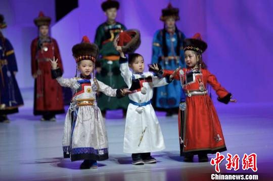 图为布里亚特蒙古族小朋友展示民族服装。 包艳梅 摄 图为布里亚特蒙古族小朋友展示民族服装。 包艳梅 摄