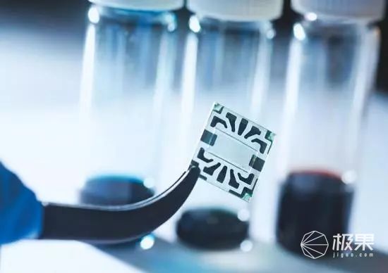 三星电池又粗大事了！搞出石墨烯锂电池，12分钟充满能用好几天