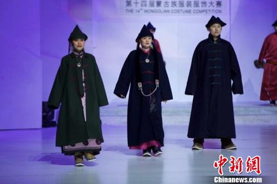 图为布里亚特蒙古族展示传统服装服饰。 包艳梅 摄 图为布里亚特蒙古族展示传统服装服饰。 包艳梅 摄