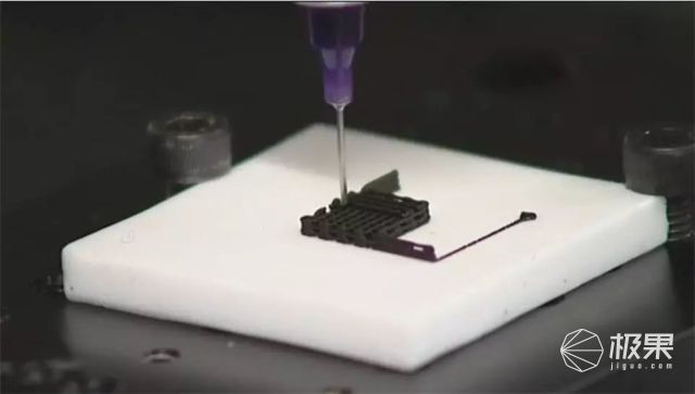 三星电池又粗大事了！搞出石墨烯锂电池，12分钟充满能用好几天