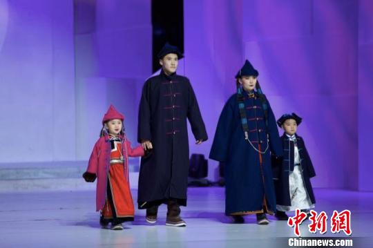 图为布里亚特蒙古族的传统“亲子装”。 包艳梅 摄 图为布里亚特蒙古族的传统“亲子装”。 包艳梅 摄