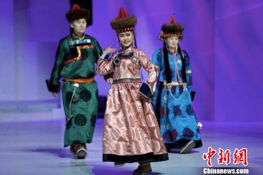 图为布里亚特蒙古族姑娘展示巴斯干(未婚女子袍)。 包艳梅 摄 图为布里亚特蒙古族姑娘展示巴斯干(未婚女子袍)。 包艳梅 摄