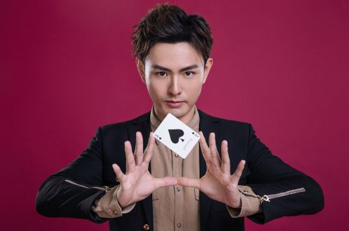 超凡魔术师邓男子喜得贵女 花样写真尽显时尚