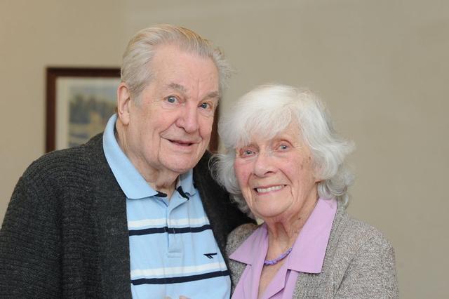 92岁老翁对85岁老太一见钟情，闪电恋爱后幸福结婚