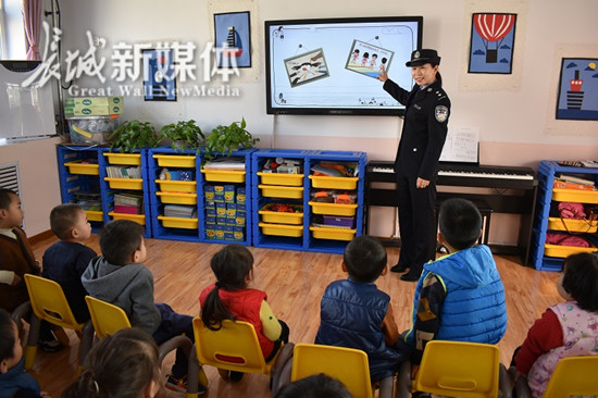 邯郸民警走进幼儿园讲授防侵害安全教育课