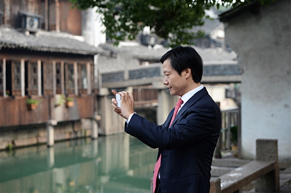 小米手机逆袭!雷军:全面屏概念我们先提出的