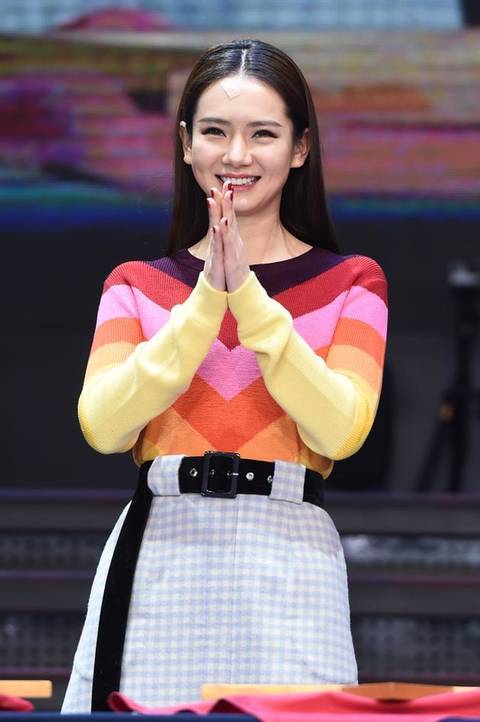 戚薇伤后首亮相脸贴ok绷曝老公情趣内衣买值得原谅最爱情趣用品图片