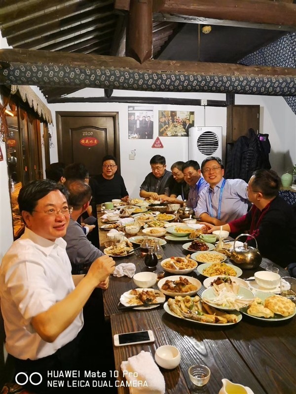 雷军余承东把酒言欢 大佬们吃什么菜？