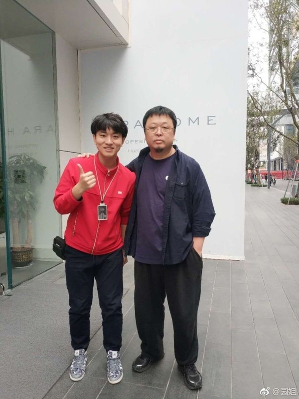 罗永浩与店员合影