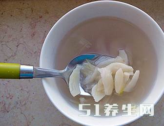 她喝了一碗蒸大蒜水,第二天,神奇的一幕竟然发