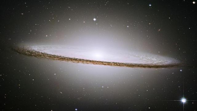 科学家发现了银河系中央连接着外星系的高速氢气云团！
