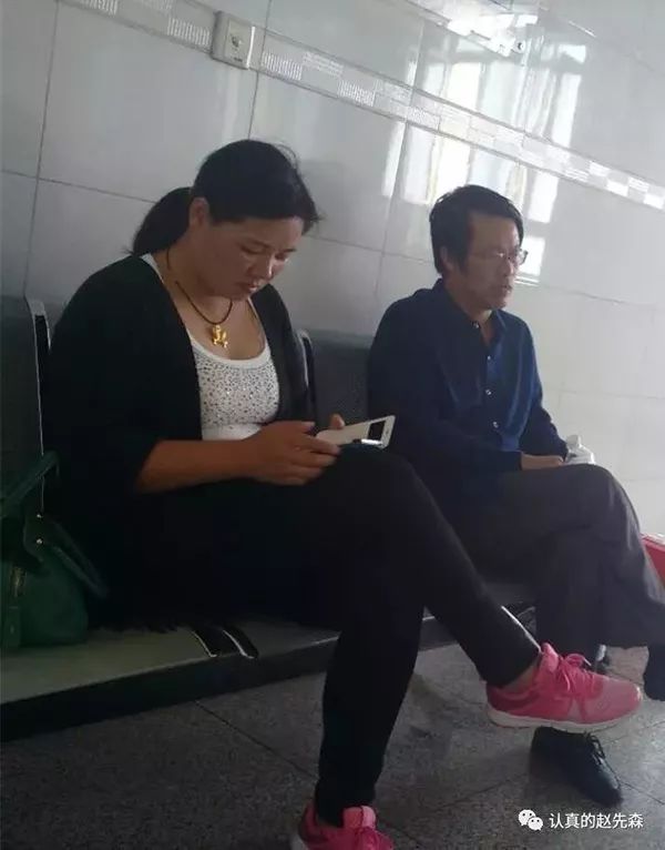 “教科书式耍赖”背后:“认真的赵先森”没了爸,“老赖”女儿想自杀