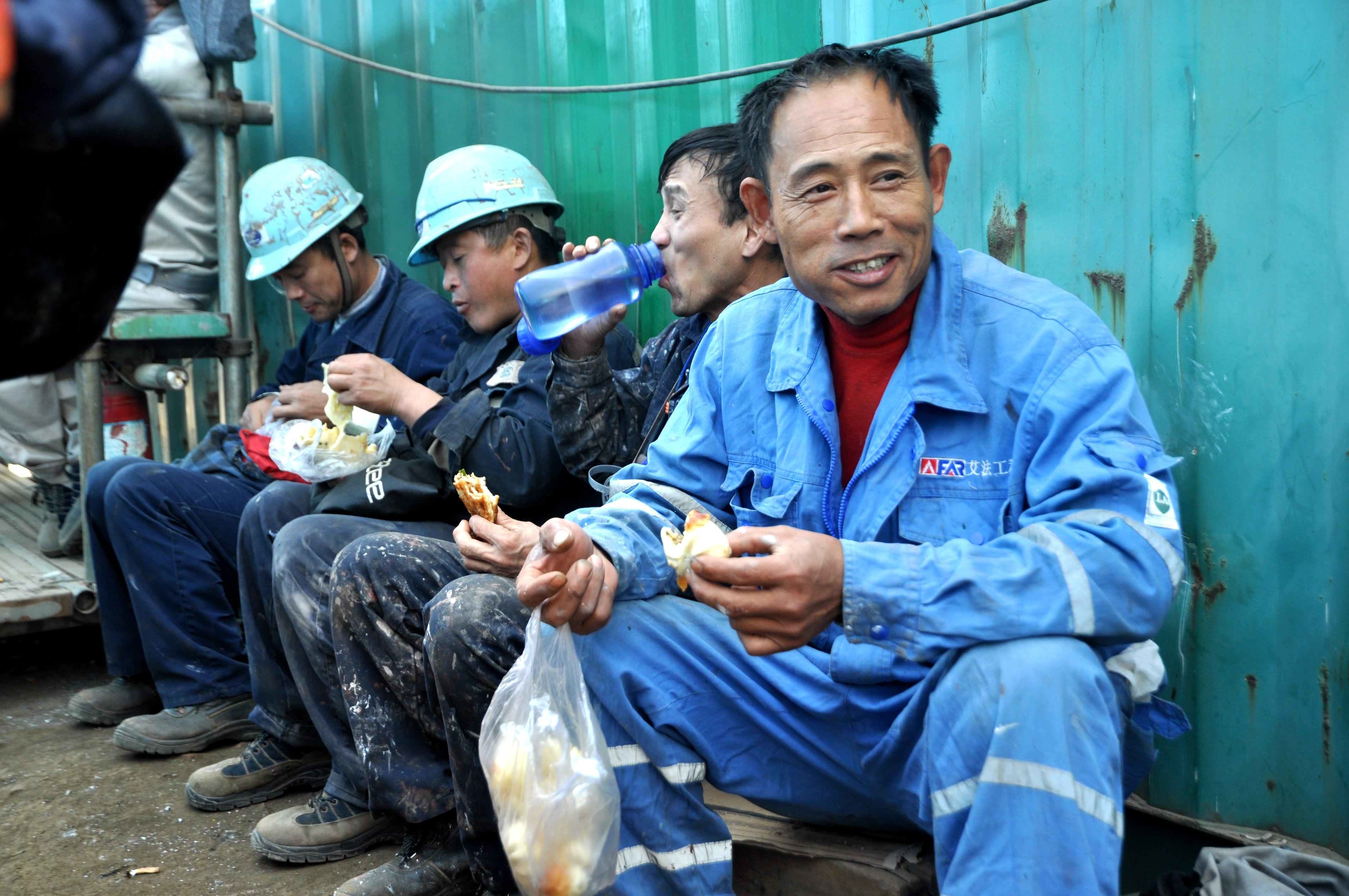 实拍船厂工人3元吃"大餐" 猪大油蛋炒饭扛饿 饭后嗑瓜子是享受