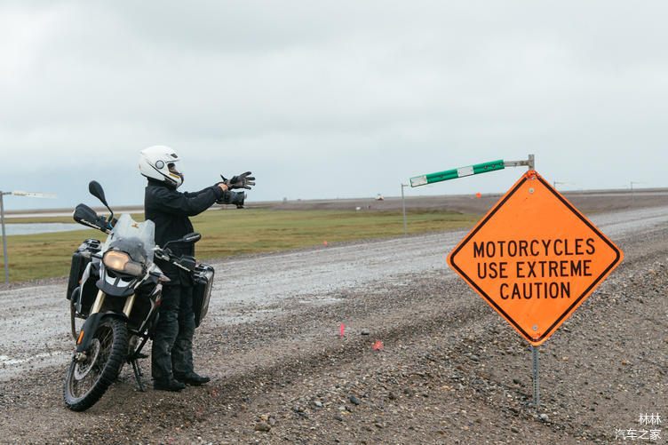 路牌上写着：摩托车要特别小心。道尔顿公路也是全世界经典的摩旅探险路线之一。
