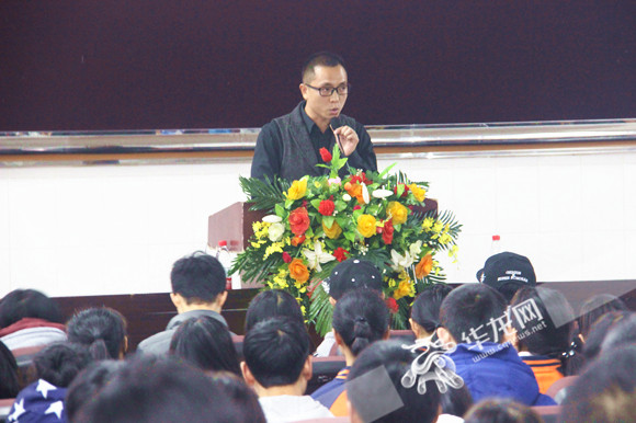 十九大精神走进巴南职教中心 著名制琴师带领大
