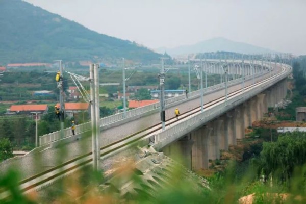 青荣城际线要跨线运行必须要经过胶济客专.