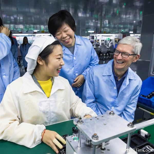 苹果CEO库克参观Airpods中国代工厂：与一线女工笑谈