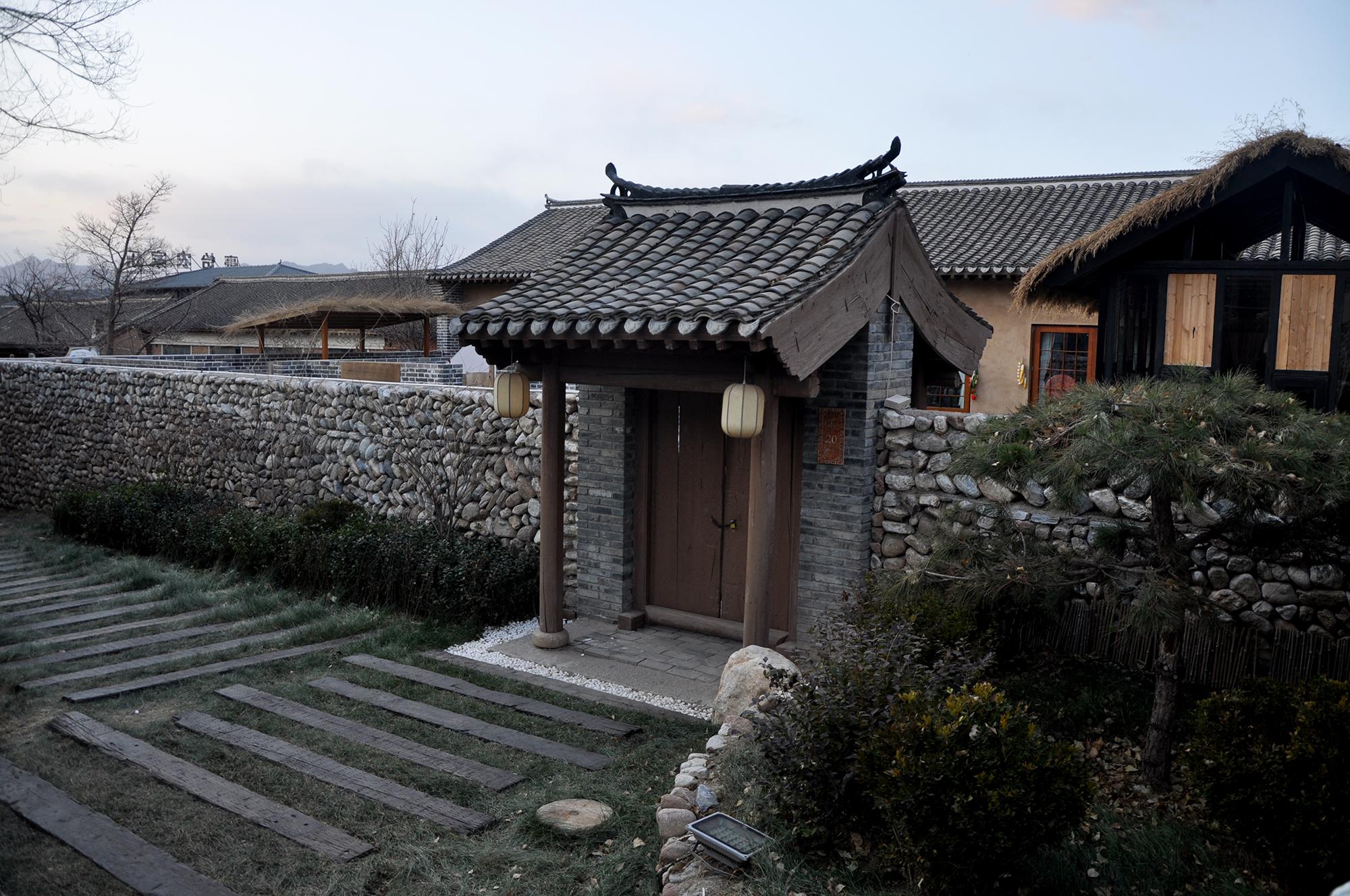 同一个村庄,两种不同的生活场景