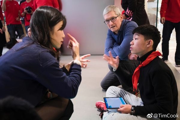 库克在上海为苹果AR站台：参观小学和聋哑学校
