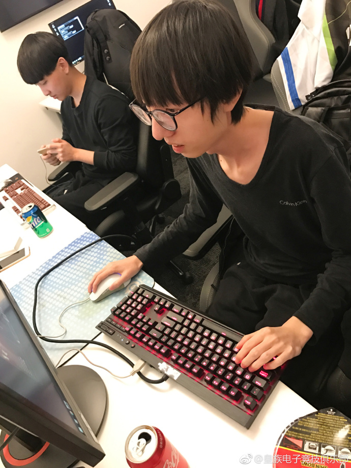 RNG俱乐部:下路组合开始练习SOLO_esports电子竞技_凤凰网