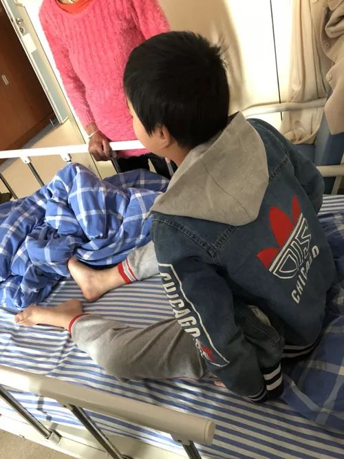儿子被同学划伤，爸爸冲到学校打断了同学鼻梁！可被打孩子却说... - 1