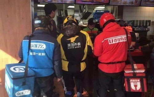 美团外卖居然在饭点崩溃，外卖巨头争流量的同时还在争什么？
