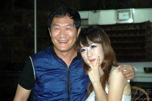 54岁谢东近照，到处走穴穷困潦倒，王朔怒斥侯耀华:没你这哥