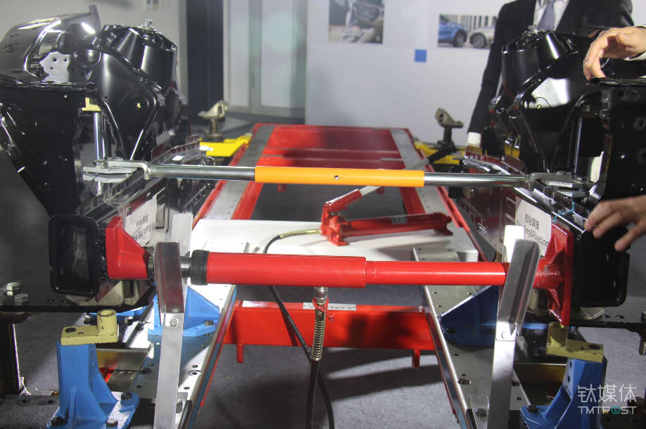 同样力度挤压左右两侧，左侧为气焊，右侧为胶粘铆接