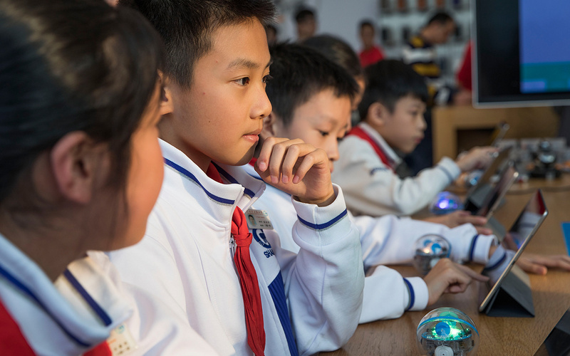 课本居然是 iPad 和机器人,小学生的第一堂编程
