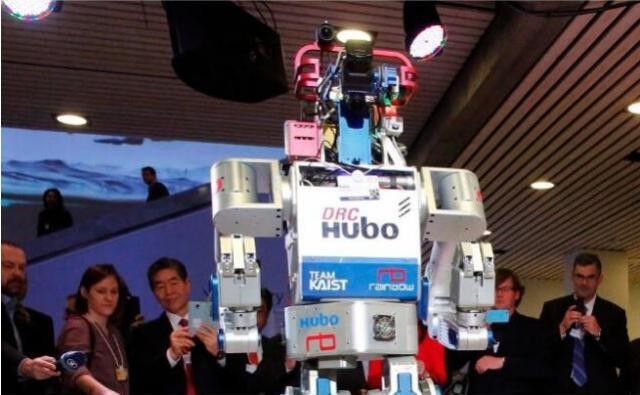 韩国冬奥会志愿者和火炬手启用机器人 