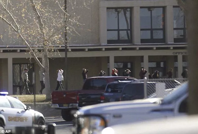 美国新墨西哥州一高中发生枪击 已造成3人死亡